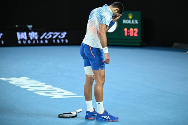 TENNIS AUSTRALIAN OPEN, Novak Djokovic of Serbia struggles during his Quarterfinal match agains Andrey Rublev at the 2023 Australian Open tennis tournament at Melbourne Park in Melbourne, Wednesday, January 25, 2023. ( NO ARCHIVING, EDITORIAL USE ONLY, NO USE IN BOOKS WITHOUT CONSENT MELBOURNE VICTORIA AUSTRALIA  Copyright: xJAMESxROSSx 20230125001756420375