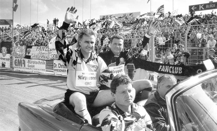 Dresden, historisch, Fußball, Dynamo Dresden, Benefizsspiel, Gala Fußball-Gala, Tradition, Hilfe Finanzhilfe für Verein: Nostalgieduell der Meister von 1976 Europapokal gegen Benfica Lissabon (3:1) und Dynamo-Dream-Team gegen Regionalliga-Elf (3:3), Rudolf-Harbig-Stadion, 15.000 Zuschauer, 20.05.1996. Hier: Die Tradionsmannschaft fährt in Cabrios ins Stadion. Bildtext: Einen herzlichen Empfang wie vor 20 Jahren bereiteten 15.000 Zuschauer den einstigen Dynamo-Stars Reinhard Häfner, Frank Richter und Claus Boden (von links). Bei der Dresdner Fußball-Gala im Rudolf-Harbig-Stadion zugunsten des Vereins bezwang die Dynamoelf von 1976 den damaligen Europacup-Kontrahenten Benfica Lissabon mit 3:1. *** Dresden, historical, Soccer, Dynamo Dresden, charity game, Gala Football gala, Tradition, Help Financial assistance for Club nostalgia duel the Master from 1976 European Cup against Benfica Lisbon 3 1 and Dynamo Dream team against third division eleven 3 3 , Rudolf Harbig Stadion, 15 000 Viewers, 20 05 1996 here The traditional team runs in Convertibles ins Stadium Caption a warm Reception Like before 20 Years prepared 15 000 Spectators the former Dynamo Stars Reinhard Häfner, Frank Judges and Claus Bottom from left at the Dresdner Football Gala in Rudolf Harbig Stadium favour the Association defeated The dynamo elf from 1976 the then European Cup Counterparty Benfica Lisbon with 3 1 Copyright: xSZ WolfgangxWittchenx