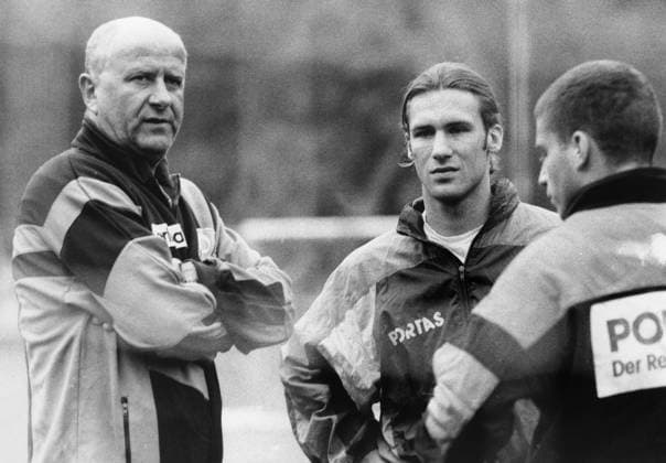 Dresden, historisch, Fußball, Dynamo Dresden, Regionalliga, Saison 1995 96, neuer Trainer Hans-Jürgen Kreische (Amtszeit vom 18.06.1995 bis 15.04.1996), beim Trainingsauftakt im Gespräch mit Spielern Gunnar Klemm und Alexander Fröhlich (r.), 04.07.1995. *** Dresden, historical, Soccer, Dynamo Dresden, regional league, Season 1995 96, later team manager Hans Jürgen Kreische Term of office of 18 06 1995 until 15 04 1996 , the Training beginning in Conversation with Players Gunnar Klemm and Alexander cheerful r , 04 07 1995 Copyright: xSZ MarionxGröningx