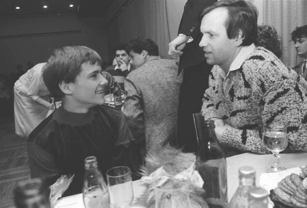 Dresden, historisch, Sportler Aktive: Sportlerball 1987, Jan Hempel vom SC Einheit Dresden (jetzt Dresdner SC), Wasserspringen, im Gespräch mit seinem Trainer Werner Langer. Hinweis: 2022 macht Hempel den jahrelangen sexuellen Missbrauch durch seinen Trainer öffentlich. 06.12.1987. *** Dresden, Sports, historical, Athletes active Athletes ball 1987, Jan Hempel of SC Unit Dresden now Dresdner SC , diving, in Conversation with his team manager Werner longer Note 2022 makes Hempel the years sexual Abuse through his team manager public 06 12 1987 Copyright: xSZ MarionxGröningx