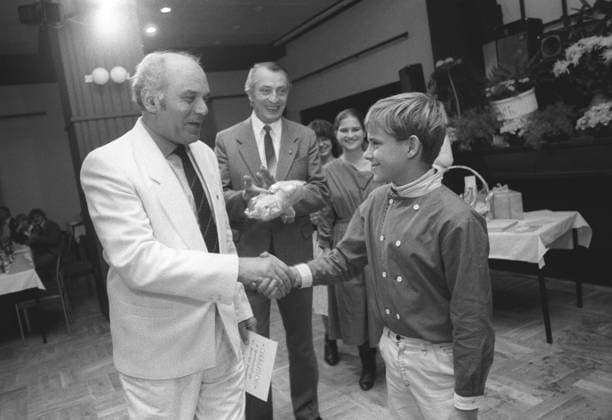 Dresden, historisch, Sportler Aktive: Sportlerball 1986, Siegfried Werner, Vorsitzender des Bezirksvorstandes des Deutschen Turn- und Sport-Bundes (DTSB) der DDR und -Chefredakteur Johannes Schulz (Mitte im Hintergrund) zeichnen aus: Jan Hempel (Wasserspringen, SC Einheit Dresden, jetzt Dresdner SC), Platz vier bei der Umfrage Sportler des Jahres . 12.11.1986. *** Dresden, Sports, historical, Athletes active Athletes ball 1986, Siegfried Werner, Chairman the district board the German Turn and Sports Confederation DTSB the GDR and Editor-in-chief John Schulz centre in Background Draw out Jan Hempel diving, SC Unit Dresden, now Dresdner SC , square Four at the Survey Athletes the Year 12 11 1986 Copyright: xSZ MarionxGröningx