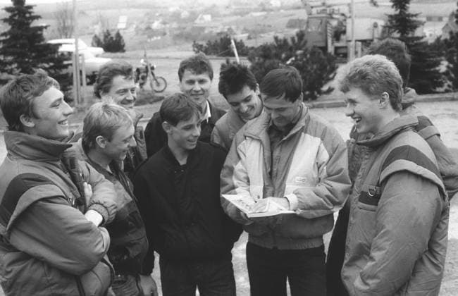 Sachsen, DDR, historisch, Wintersport, Olympische Spiele, Olympia-Teilnehmer: Biathlon, SG Dynamo Zinnwald Altenberg, Trainingsgruppe der Junioren; von links: Jörg Faulhaber – Michael Lohschmidt – Klaus Siebert (Trainer) – Carsten Heymann – Rainer Seifert (Trainer) – Ricco Groß – Eberhard Rösch – Arne Kluge – Uwe Richter. 22.03.1989. *** Saxony, GDR, historical, Sports, winter sports Olympic games, Olympia Participants Biathlon, SG Dynamo Tin Forest Altenberg, Training Group the Juniors from left Jörg Faulhaber – Michael Lohschmidt – Klaus Siebert team manager – Carsten Heymann – Rainer Seifert team manager – Ricco Big – Eberhard Rösch – Arne Kluge – Uwe Judges 22 03 1989 Copyright: xSZ MarionxGröningx