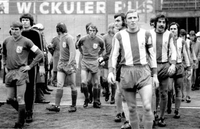 Wuppertaler SV - Eintracht Braunschweig 2:1 17.03.1973 Die Mannschaften kommen aufs Feld. Vorne die Kaptäne Manfred Reichert (Wuppertaler SV, links) und Peter Kaack (Eintracht Braunschweig) von links: Reichert, Müller, Stöckl, Kohle, Franke, Kaack, Gersdorff, Bründl *** Wuppertaler SV Eintracht Braunschweig 2 1 17 03 1973 The teams come on to the field In front the caper Manfred Reichert Wuppertaler SV, left and Peter Kaack Eintracht Braunschweig from left Reichert, Müller, Stöckl, Kohle, Franke, Kaack, Gersdorff, Bründl HM