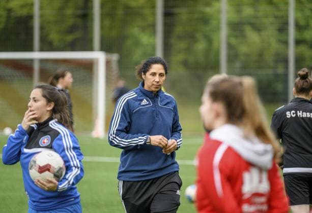 FrauenfuÂßball - Training SSV Buer - Gelsenkirchen *** NUR FÜR REDAKTIONELLE ZWECKE *** EDITORIAL USE ONLY ***<p>Steffi Jones, ehemalige FuÂßball-Nationalspielerin und -trainerin, Mitte, hilft als Co-Trainerin aus am 29.04.19 beim Training der Landesliga-Frauen-Mannschaft des SSV Buer in Gelsenkirchen. Deutschland (in Korrektur) NRW Gelsenkirchen Copyright: OlafxZiegler *** womens football Training SSV Buer Gelsenkirchen *** only for editorial Purposes *** Editorial Use only *** P Steffi Jones, Former FuÂßball National player and trainer, Center, helps as Co Trainer out at 29 04 19 the Training the National league Women Team the SSV Buer in Gelsenkirchen Germany in Correction NRW Gelsenkirchen Copyright OlafxZiegler Copyright: OlafxZiegler doc755940nvj9yt29j91nnu ,EDITORIAL USE ONLY