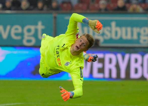 25.01.2023, Fussball 1. Bundesliga 2022 2023, 17.Spieltag, FC Augsburg - Borussia Mönchengladbach, in der WWK-Arena Augsburg, Torwart Jonas Omlin (Borussia Mönchengladbach) hechtet dem Ball hinterher
