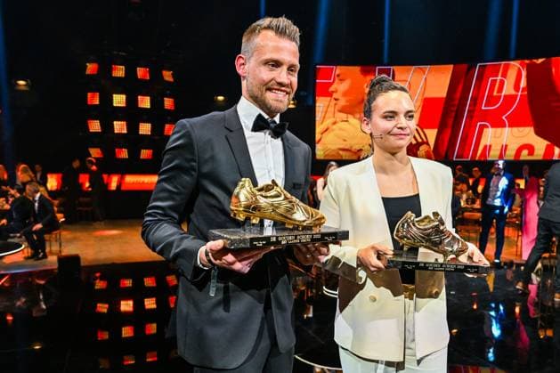 GOUDEN SCHOEN Simon Mignolet and Nicky Evrard are the best Belgian soccer players in 2022 and wins the Gouden Schoen trophy pictured during the 69 th men edition of the Goldens Shoe Award ceremony and the 7 th Women s edition. The Golden Shoe , Gouden Schoen , Soulier dOr is an award for the best soccer player of the Belgian Jupiler Pro League championship during the year 2022. The female award is for the best Belgian female player of 2022. On Wednesday 25 January 2023 in Antwerp , BELGIUM . PHOTO SPORTPIX David Catry Antwerp Antwerp Expo Antwerp BELGIUM  Copyright: xSportpix.bex xDavidxCatryxDavidxCatryx