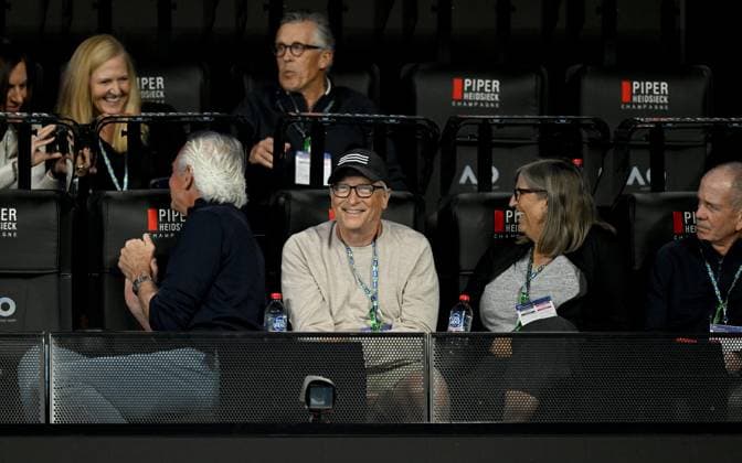 TENNIS AUSTRALIAN OPEN, Bill Gates (centre)looks on while spectating the semi final match between Elena Rybakina of Kazakhstan and Victoria Azarenka of Belarus at the 2023 Australian Open tennis championship at Melbourne Park in Melbourne, Thursday, January 26, 2023. ( NO ARCHIVING, EDITORIAL USE ONLY, NO USE IN BOOKS WITHOUT CONSENT MELBOURNE VICTORIA AUSTRALIA  Copyright: xLUKASxCOCHx 20230126001756752979