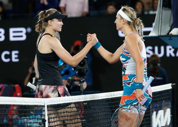 R-L. Victoria Azarenka gratuliert der Siegerin Elena Rybakina (KAZ) Australian Open 2023, Melbourne Park, Melbourne, Victoria, Australia. Copyright: xJuergenxHasenkopfx