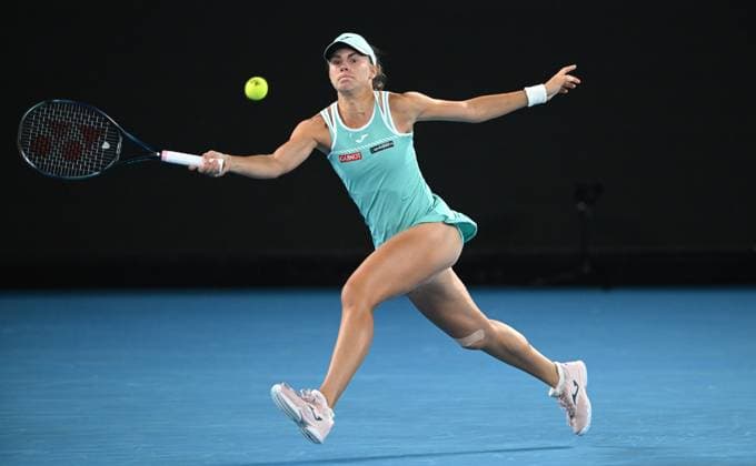 TENNIS AUSTRALIAN OPEN, Magda Linette Poland returns to Aryna Sabalenka of Belarus during their semi final match at the 2023 Australian Open tennis championship at Melbourne Park in Melbourne, Thursday, January 26, 2023. ( NO ARCHIVING, EDITORIAL USE ONLY, NO USE IN BOOKS WITHOUT CONSENT MELBOURNE VICTORIA AUSTRALIA  Copyright: xJAMESxROSSx 20230126001756766879