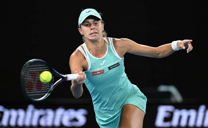 TENNIS AUSTRALIAN OPEN, Magda Linette Poland returns to Aryna Sabalenka of Belarus during their semi final match at the 2023 Australian Open tennis championship at Melbourne Park in Melbourne, Thursday, January 26, 2023. ( NO ARCHIVING, EDITORIAL USE ONLY, NO USE IN BOOKS WITHOUT CONSENT MELBOURNE VICTORIA AUSTRALIA  Copyright: xLUKASxCOCHx 20230126001756769960