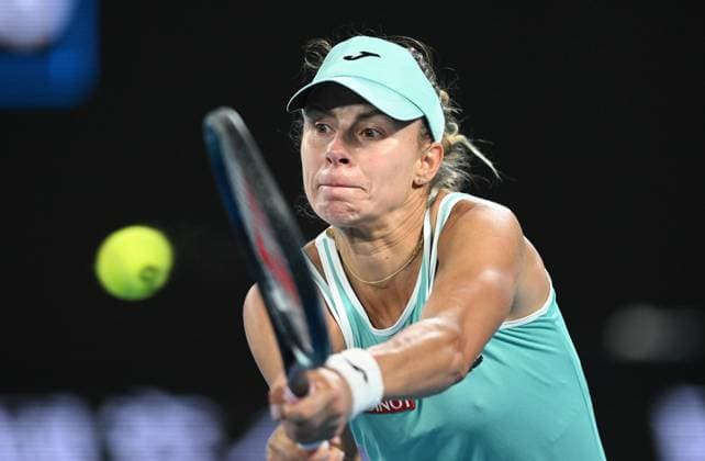 TENNIS AUSTRALIAN OPEN, Magda Linette Poland returns to Aryna Sabalenka of Belarus during their semi final match at the 2023 Australian Open tennis championship at Melbourne Park in Melbourne, Thursday, January 26, 2023. ( NO ARCHIVING, EDITORIAL USE ONLY, NO USE IN BOOKS WITHOUT CONSENT MELBOURNE VICTORIA AUSTRALIA  Copyright: xJAMESxROSSx 20230126001756779440
