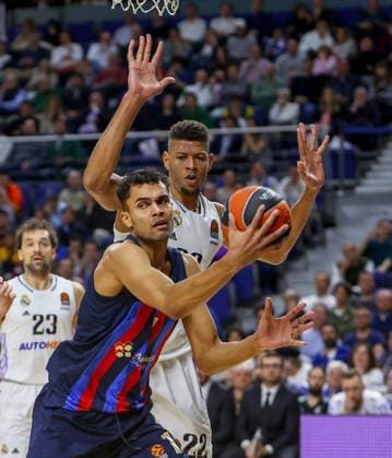26th January 2023; Wizink Center; Madrid; Spain; Turkish Airlines Euroleague Basketball; Real Madrid vs FC Barcelona, Barca Oscar Da Silva (Barca) and Edy Walter Tavares (Madrid) 900 Cordon Press
