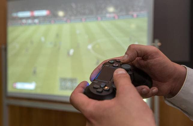 Die Betriebssportgemeinschaft der Commerzbank-Tochter Com TS Rhein-Ruhr stellt ihre eSports-Sparte vor in Duisburg *** NUR FÜR REDAKTIONELLE ZWECKE *** EDITORIAL USE ONLY ***<p>Simon Töreke, eSports-Vorsitzender, spielt Fußball auf der Playstation am Dienstag, den 03.10.18 in Duisburg. Die Betriebssportgemeinschaft der Commerzbank-Tochter Com TS Rhein-Ruhr stellt ihre eSports-Sparte vor. Deutschland NRW Duisburg Copyright: TanjaxPickartz *** The Company sports community the Commerzbank Daughter Com TS Rhine Ruhr , theirs Esports division before in Duisburg *** only for editorial Purposes *** Editorial Use only *** P Simon toreke, Esports chairman, plays Football on the PlayStation at Tuesday, the 03 10 18 in Duisburg The Company sports community the Commerzbank Daughter Com TS Rhine Ruhr , theirs Esports division before Germany NRW Duisburg Copyright Tanjax Pickartz Copyright: TanjaxPickartz doc72616ru9mk71j7cypmf3 ,EDITORIAL USE ONLY