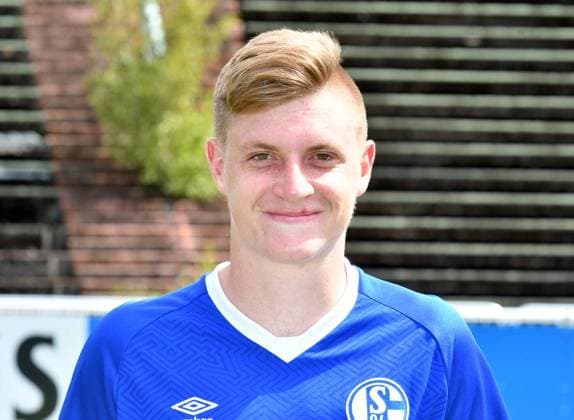 Kader FC Schalke 04 U19 in Gelsenkirchen *** NUR FÜR REDAKTIONELLE ZWECKE *** EDITORIAL USE ONLY ***<p>Bradley Cross von der U19 des FC Schalke 04 am 31.07.2018 in Gelsenkirchen. Der Bundesligist stellt den U 19 Kader f r die Spielzeit 2018 19 vor. Joachim Kleine-B ning FUNKE Foto Services GmbH< p> Deutschland NRW Gelsenkirchen Copyright: JoachimxKleine-Bxning *** Kader FC Schalke 04 U19 in Gelsenkirchen *** only for editorial Purposes *** Editorial Use only *** P Bradley Cross from the U19 the FC Schalke 04 at 31 07 2018 in Gelsenkirchen the Bundesligist , the u 19 Kader F r The Season 2018 19 before Joachim small B Ning Funke Photo Services GmbH P Sports Germany NRW Gelsenkirchen Copyright JoachimxKleine Bxning Copyright: JoachimxKleine-Bxning doc71944ahm7vlzn6ku23be ,EDITORIAL USE ONLY