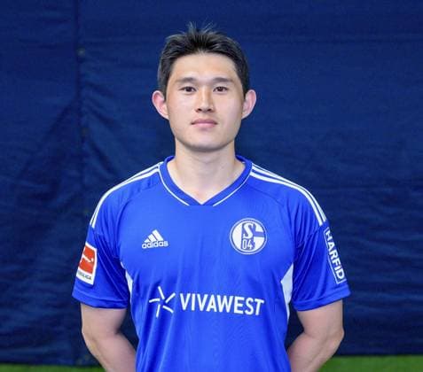 FC Schalke 04 in Gelsenkirchen *** NUR FÜR REDAKTIONELLE ZWECKE *** EDITORIAL USE ONLY ***<p>Dong-Gyeong Lee posiert am Donnerstag, 30. Juni 2022 in Gelsenkirchen für ein Kader-Shooting des Fußball Bundesligisten FC Schalke 04. Deutschland NRW Gelsenkirchen Copyright: IngoxOtto *** FC Schalke 04 in Gelsenkirchen *** only for editorial Purposes *** Editorial Use only *** P Dong Gyeong Lee posing at Thursday, 30 June 2022 in Gelsenkirchen for a Kader Shooting the Football Bundesliga FC Schalke 04 Germany NRW Gelsenkirchen Copyright IngoxOtto Copyright: IngoxOtto doc7lntvxfn4kx1evqmddva ,EDITORIAL USE ONLY