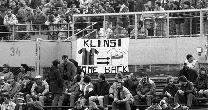 25.04.1990 Deutschland - Uruguay Deutschland, Stuttgart, 25.04.1990, Fussball, FIFA, Länderspiel, DFB Deutschland - Uruguay (3:3): Deutschland Fans Plakat Jürgen Klinsmann Come Back Inter Mailand VfB Stuttgart. *** 25 04 1990 Germany Uruguay Germany, Stuttgart, 25 04 1990, football, FIFA, international match, DFB Germany Uruguay 3 3 Germany fans poster Jürgen Klinsmann Come Back Inter Milan VfB Stuttgart
