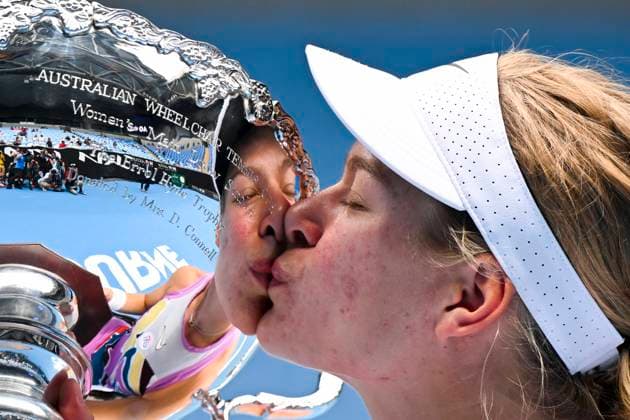 Bilder des Jahres 2023, Sport 01 Januar TENNIS AUSTRALIAN OPEN, Diede De Groot of the Netherlands poses for photographs with the winner?s trophy after winning her Women?s Wheelchair singles final match against Yui Kamiji of Japan at the 2023 Australian Open tennis championship at Melbourne Park in Melbourne, Saturday, January 28, 2023. ( NO ARCHIVING, EDITORIAL USE ONLY, NO USE IN BOOKS WITHOUT CONSENT MELBOURNE VICTORIA AUSTRALIA  Copyright: xLUKASxCOCHx 20230128001757403508