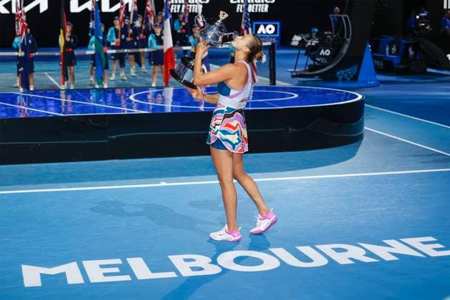 Siegerin Aryna Sabalenka mit Pokal, Trophäe, Damen Einzel Siegerehrung, Praesentation, Australian Open 2023, Melbourne Park, Melbourne, Victoria, Australia. Copyright: xJuergenxHasenkopfx