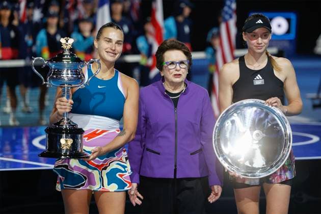 L-R. Finalist Elena Rybakina, Siegerin Aryna Sabalenka mit Pokal, Trophäe und Billie Jean King in der Mitte, Damen Einzel Siegerehrung, Praesentation, Australian Open 2023, Melbourne Park, Melbourne, Victoria, Australia. Copyright: xJuergenxHasenkopfx