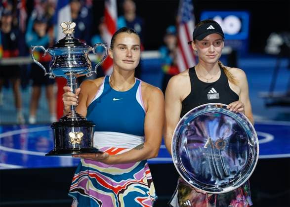 L-R. Finalist Elena Rybakina und Siegerin Aryna Sabalenka mit Pokal, Trophäe, Damen Einzel Siegerehrung, Praesentation, Australian Open 2023, Melbourne Park, Melbourne, Victoria, Australia. Copyright: xJuergenxHasenkopfx
