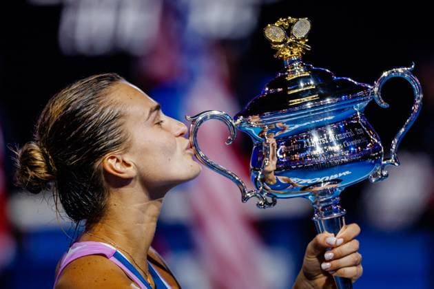 Sport Bilder des Tages Belarusian Aryna Sabalenka WTA, Tennis Damen 5) celebrates with the trophy after winning a Women s Singles final match between Russian Rybakina and Belarusian Sabalenka at the Australian Open tennis Grand Slam, Saturday 28 January 2023 in Melbourne Park, Melbourne, Australia. PATRICKxHAMILTON  x58852604x
