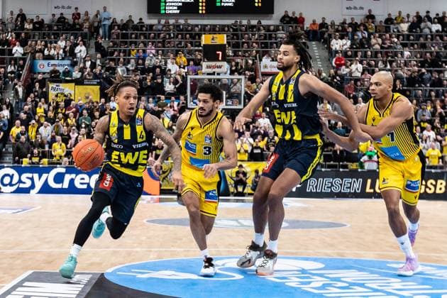 Dewayne Russel (EWE Baskets Oldenburg, 04), Prentiss Hubb (MHP Riesen Ludwigsburg, 03), Fritz Hemschemeier (EWE Baskets Oldenburg, 07), GER, MHP Riesen Ludwigsburg vs. EWE Baskets Oldenburg, easycredit 1.Bundesliga Basketball, 17.Spieltag, Saison 2022 23, 28.01.2023 MHP Riesen Ludwigsburg vs. EWE Baskets Oldenburg, 1.Basketball Bundesliga, 28.01.2023 Ludwigsburg Copyright: xEibner-Pressefoto RogerxBuerkex EP_EER