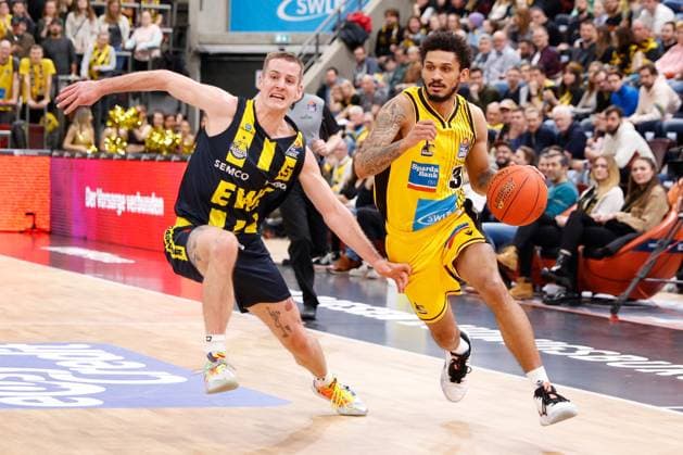 BAU 28.01.2023 Ludwigsburg Basketball MHP Riesen Ludwigsburg vs. EWE Baskets Oldenburg, v.l. Trey Drechsel III (Oldenburg) Prentiss Hubb (Riesen)