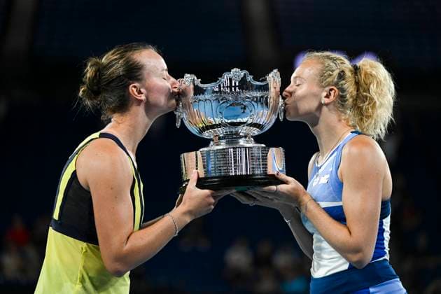 Bilder des Jahres 2023, Sport 01 Januar TENNIS AUSTRALIAN OPEN, Barbora Krejcikova and Katerina Siniakova of the Czech Republic pose for photographs with the trophy after winning their Women?s doubles final match against Shuko Aoyama and Ena Shibahara of Japan at the 2023 Australian Open tennis tournament at Melbourne Park in Melbourne, Sunday, January 29, 2023. ( NO ARCHIVING, EDITORIAL USE ONLY, NO USE IN BOOKS WITHOUT CONSENT MELBOURNE VICTORIA AUSTRALIA  Copyright: xLUKASxCOCHx 20230129001757852512