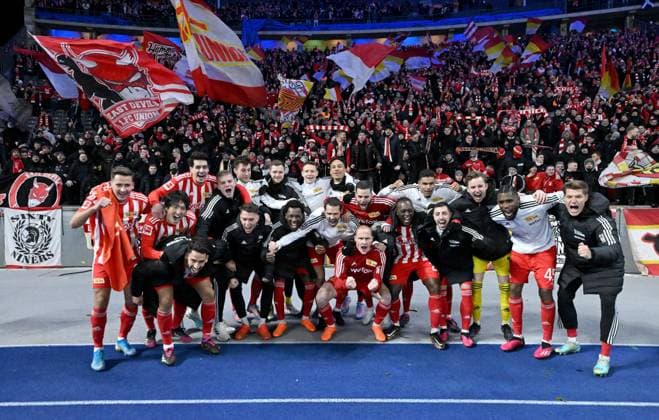 Fussball, Herren, 1. Bundesliga, Saison 2022 23, (18. Spieltag), Hertha BSC - 1. FC Union Berlin (0:2), die Mannschaft von Union bei den Fans, Jubel nach dem Abpfiff, 28.01. 2023, Copyright: xMatthiasxKochx