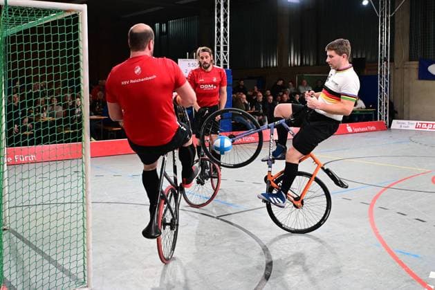 28.01.2023 - Radball - Saison 2022 2023 - 1. Bundesliga Radball - 2. Spieltag - Sportfoto Zink AlSch - Hendrik Höger (RSV Reichenbach ) Andy Rück (RSV Reichenbach ) Bernd Mlady (RMC Stein 1 ) bei einem Eckball für RMC Stein