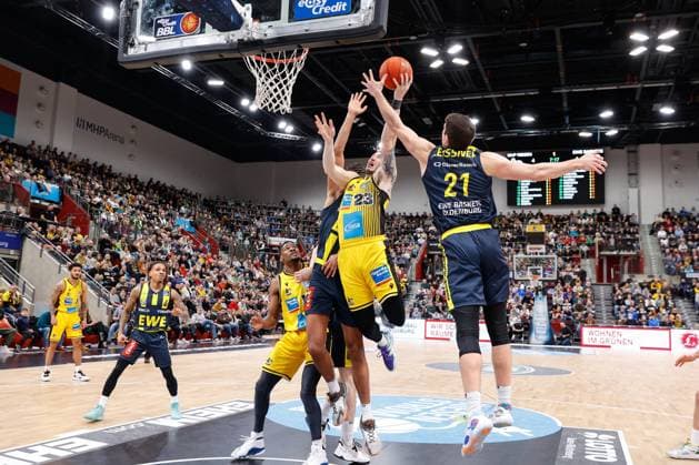 BAU 28.01.2023 Ludwigsburg Basketball MHP Riesen Ludwigsburg vs. EWE Baskets Oldenburg, v.l. Yorman Polas Bartolo (Riesen) Justin Johnson (Riesen) Tanner Leisner (Oldenburg)