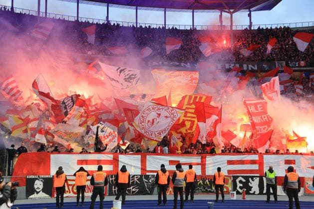 DEU, DFL, 1. FBL, Hertha BSC vs. 1.FC Union, 28.01.2023, Berliner Olympiastadion, Berlin, DEU, DFL, 1. FBL, Hertha BSC vs. 1.FC Union, im Bild 1.FC Union-Fans und Pyro, Fahnen DFL - regulations prohibit any use of Photographs as image sequences and or quasi-video Foto: Juergen Engler nordphoto GmbH