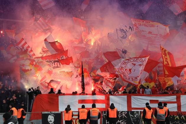 DEU, DFL, 1. FBL, Hertha BSC vs. 1.FC Union, 28.01.2023, Berliner Olympiastadion, Berlin, DEU, DFL, 1. FBL, Hertha BSC vs. 1.FC Union, im Bild 1.FC Union-Fans und Pyro, Fahnen DFL - regulations prohibit any use of Photographs as image sequences and or quasi-video Foto: Juergen Engler nordphoto GmbH