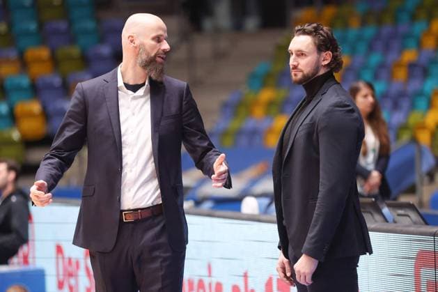 Fraport Skyliners - Veolia Towers Hamburg, easyCredit-BBL Links Head-Coach Geert Hammink (Fraport Skyliners), rechts Manager Marco Völler (Fraport Skyliners). Basketball-Spiel der easyCredit BBL zwischen den Fraport Skyliners und den Veolia Towers Hamburg am 29. Januar 2023 in der Süwag Energie ARENA in Frankfurt am Main., Frankfurt am Main Hessen Deutschland Süwag Energie ARENA