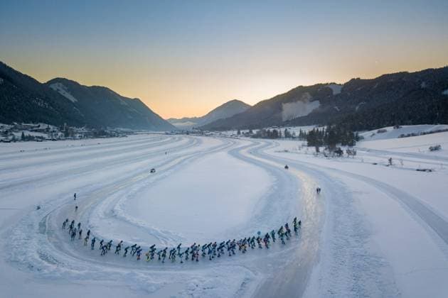 Bilder des Jahres 2023, Sport 01 Januar Sport Bilder des Tages Techendorf - Atmospheric image of the women s peloton during the ONK Marathon skating on the Austrian Weissensee netherlands out - belgium out xVIxxIVx *** Techendorf Atmospheric image of the women s peloton during the ONK Marathon skating on the Austrian Weissensee netherlands out belgium out xVIxxIVx 461748664 originalFilename: 0201142800st.jpg