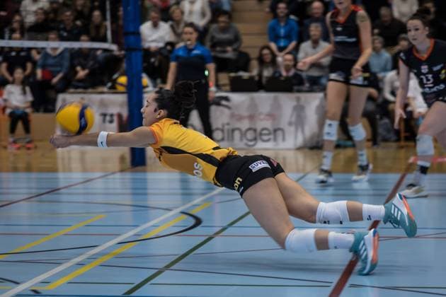 Volleyball Swiss Cup 1 4 Final: Volley Duedingen vs Neuchatel UC (29.01.2023) Fabiana MOTTIS (VITEOS NUC 7) defends in the Volleyball Swiss Cup 1 4 Final: Volley Duedingen vs Neuchatel UC in Duedingen, Switzerland, on Sunday, January 29, 2023 Copyright: xBEAUTIFULxSPORTS OlafxRellischx