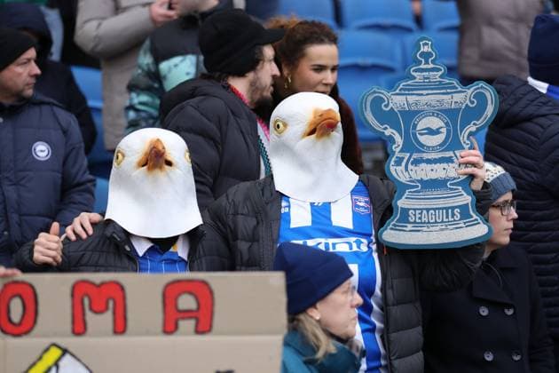 Bilder des Jahres 2023, Sport 01 Januar Sport Bilder des Tages Brighton & Hove Albion v Liverpool 29 January 2023, Brighton - FA Cup 4th Round - Brighton & Hove Albion v Liverpool - Brighton fans dress as seagulls - Photo: Jacques Feeney Offside. Brighton UK *** Brighton Hove Albion gegen Liverpool 29. Januar 2023, Brighton FA Cup 4. Runde Brighton Hove Albion gegen Liverpool Brighton-Fans verkleiden sich als Möwen Foto Jacques Feeney Offside Brighton UK  Copyright: xJacquesxFeeneyx xOffsidexOffside