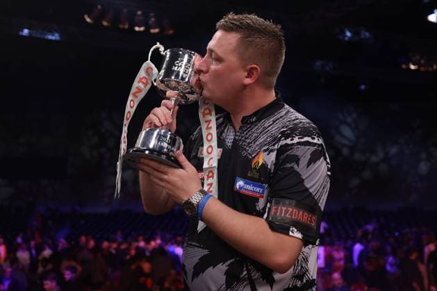 Bilder des Jahres 2023, Sport 01 Januar Sport Bilder des Tages 29th January 2023, Marshall Arena, Milton Keynes, England; 2023 PDC Cazoo Masters Day 3 Evening Session; Chris Dobey celebrates with the Cazoo masters trophy  ActionPlus12472841 ShaunxBrooks