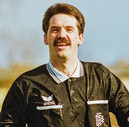 RECORD DATE NOT STATED Aus 2. BL. Saison 1994 95 VfL Wolfsburg - Waldhof Mannhelm 0:0 am 08.04.1995. Im Foto: Schiri Jürgen Jansen *** From 2 BL season 1994 95 VfL Wolfsburg Waldhof man helmet 0 0 on 08 04 1995 In the photo referee Jürgen Jansen