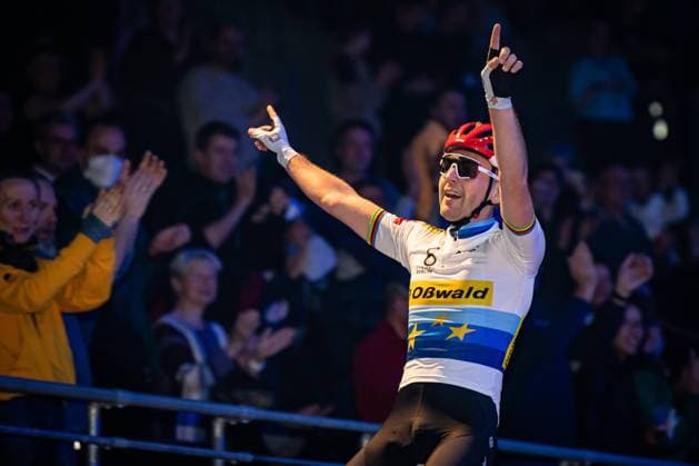 REINHARDT Theo: Six Day Berlin 2023 Team 1 - REINHARDT Theo ( GER ) - Red Querformat - quer - horizontal - Landscape - Event Veranstaltung: Six Day Berlin 2023 - Category Kategorie: Cycling - Track cycling, Rad, Radsport, Bahnrad, Bahn Sixdays - Elite Men - Location Ort: Europe Germany - Berlin - Velodrom Berlin - Discipline: Madison - Distance: ... m - Date Datum: 29.01.2023 Sunday Day 3 -