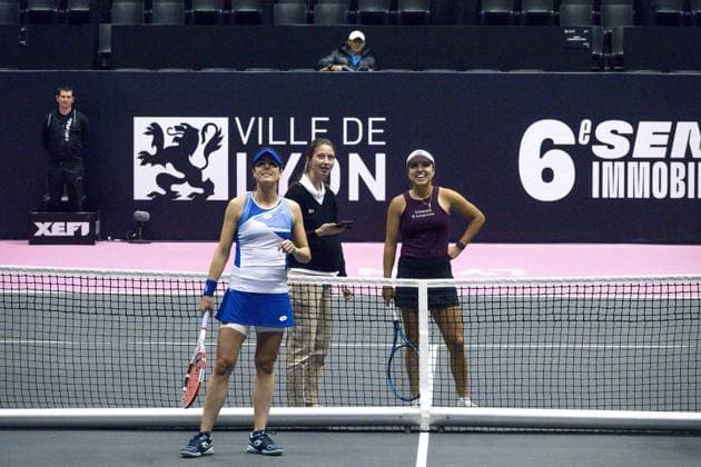 Les joueuses de tennis Alize Cornet (FRA) et Camilia Osorio (COL) s opposent pour le 1er jour de tournoi de l Open 6eme sens Immobilier MÃ tropole de Lyon 2023, tournoi de tennis fÃ minin WTA, Tennis Damen 250 de Caroline Garcia, Lyon 30 01 2022 TENNIS : Open 6eme Sens Immobilier Lyon Metropole - 30 01 2023 SandrineThesillat Panoramic 