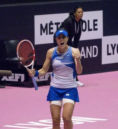 La joueuse de tennis Alize Cornet (FRA)s est battue pour emporter le 2nd set lors de l Open 6eme sens Immobilier MÃ tropole de Lyon 2023, tournoi de tennis fÃ minin WTA, Tennis Damen 250 de Caroline Garcia, Lyon 30 01 2022 TENNIS : Open 6eme Sens Immobilier Lyon Metropole - 30 01 2023 SandrineThesillat Panoramic 