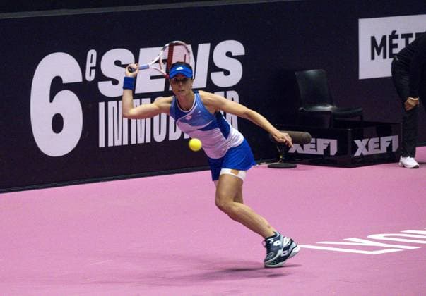La joueuse de tennis Alize Cornet (FRA)s est battue pour emporter le 2nd set lors de l Open 6eme sens Immobilier MÃ tropole de Lyon 2023, tournoi de tennis fÃ minin WTA, Tennis Damen 250 de Caroline Garcia, Lyon 30 01 2022 TENNIS : Open 6eme Sens Immobilier Lyon Metropole - 30 01 2023 SandrineThesillat Panoramic 