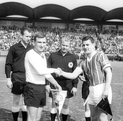 DFB Pokalfinale : Borussia Dortmund - Alemannia Aachen 22.05.1965 (2:0) Begrüßung Spielführer Alfred -Aki- Schmidt (BVB, li.) und Christian Breuer (Aachen) , mitte = Schiedsrichter Rudibert Jacobi *** DFB Cup Final Borussia Dortmund Alemannia Aachen 22 05 1965 2 0 Welcoming captain Alfred Aki Schmidt BVB, left and Christian Breuer Aachen , center Referee Rudibert Jacobi HM
