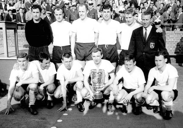 DFB Pokalendspiel in Hannover am 25.05.1965 Borussia Dortmund - Allemania Aachen 2:0 Dortmund mit Pokal: oben v.l. Tilkowski, Sturm, Paul, Emmerich, Redder, Trainer Eppenhoff - vorne v.l. Straschitz, Wosab ,Konietzka, Schmidt, Kurrat, Cyliax. *** DFB Cup final in Hanover on 25 05 1965 Borussia Dortmund Allemania Aachen 2 0 Dortmund with trophy top from l Tilkowski, Sturm, Paul, Emmerich, Redder, coach Eppenhoff front from l Straschitz, Wosab ,Konietzka, Schmidt, Kurrat, Cyliax HM