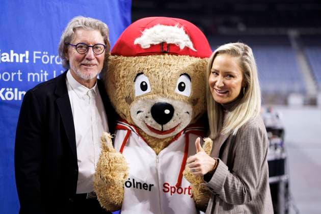 Bilder des Jahres 2023, Sport 01 Januar Sport Themen der Woche KW05 Sport Bilder des Tages Fußballtorwart Toni Schumacher und Schauspielerin Janine Kunze mit Maskottchen TropS - Kölns Fan Nr. 1 bei der Pressekonferenz zum Kölner Sportjahr 2023 in der Lanxess-Arena. Köln, 30.01.2023 NRW Deutschland *** Soccer goalkeeper Toni Schumacher and actress Janine Kunze with mascot TropS Colognes SporT Fan No. 1 at the press conference for the Cologne sports year 2023 in the Lanxess Arena Cologne, 30 01 2023 NRW Germany Copyright: xChristophxHardtx