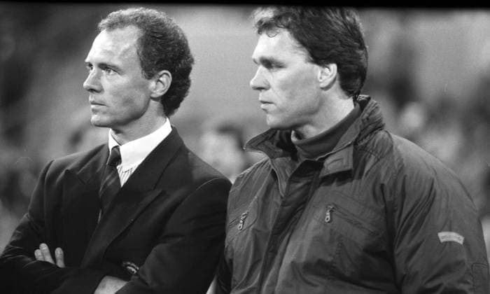 19.10.88 Deutschland - Niederlande Deutschland, München, 19.10.1988, Fussball, WM-Qualifikation, DFB Deutschland - Niederlande (0:0): v.l. Franz Beckenbauer (Trainer Deutschland), Holger Osieck (Co-Trainer Deutschland). *** 19 10 88 Germany Netherlands Germany, Munich, 19 10 1988, Football, World Cup Qualification, DFB Germany Netherlands 0 0 v l Franz Beckenbauer Coach Germany , Holger Osieck Co Coach Germany