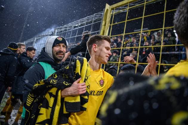 Sport Themen der Woche KW05 Sport Bilder des Tages Dresdens Julius Kade nach Abpfiff bei den Fans; TSV 1860 München - SG Dynamo Dresden; Fußball; 3. Liga; Saison 2022 2023; 20. Spieltag; Städtisches Stadion an der Grünwalder Straße; München; 30. Januar 2023; *** Dresdens Julius Kade after the final whistle with the fans TSV 1860 Munich SG Dynamo Dresden Football 3 Liga Season 2022 2023 20 Matchday Municipal Stadium on Grünwalder Strasse Munich 30 January 2023