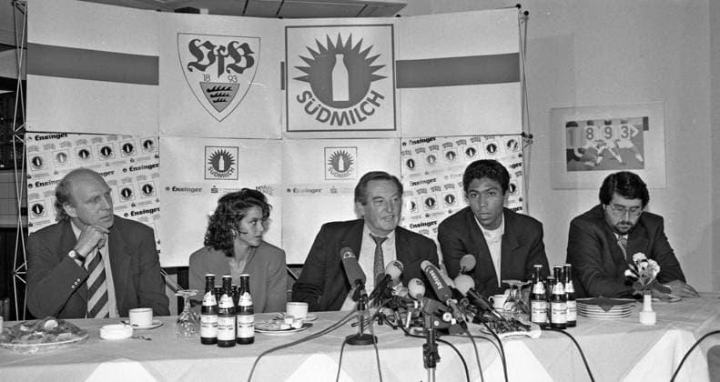 17.05.94 VfB Stuttgart Vorstellung Elber Deutschland, Stuttgart, 17.05.1994, Fussball, Bundesliga, VfB Stuttgart Vorstellung Neuzugang Elber: v.l. Dieter Hoeneß (Manager), Dolmetscherin, Gerhard Mayer-Vorfelder (Präsident), Giovane Elber, x. *** 17 05 94 VfB Stuttgart presentation Elber Germany, Stuttgart, 17 05 1994, Football, Bundesliga, VfB Stuttgart presentation newcomer Elber v l Dieter Hoeneß manager , interpreter, Gerhard Mayer Vorfelder president , Giovane Elber, x