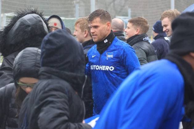 Sport Themen der Woche KW05 Sport Bilder des Tages DEU, DFL, 1. FBL Hertha BSC, Training, 31.01.2023, Sportforum, Berlin, DEU, DFL, 1. FBL Hertha BSC, Training, im Bild Florian Niederlechner (Hertha BSC Berlin 7), Hertha-BSC Fans DFL - regulations prohibit any use of Photographs as image sequences and or quasi-video Foto: Juergen Engler nordphoto GmbH *** DEU, DFL, 1 FBL Hertha BSC, Training, 31 01 2023, Sportforum, Berlin, DEU, DFL, 1 FBL Hertha BSC, Training, in picture Florian Niederlechner Hertha BSC Berlin 7 , Hertha BSC Fans DFL regulations prohibit any use of Photographs as image sequences and or quasi video Foto Juergen Engler nordphoto GmbH JuergenxEngler nph00076